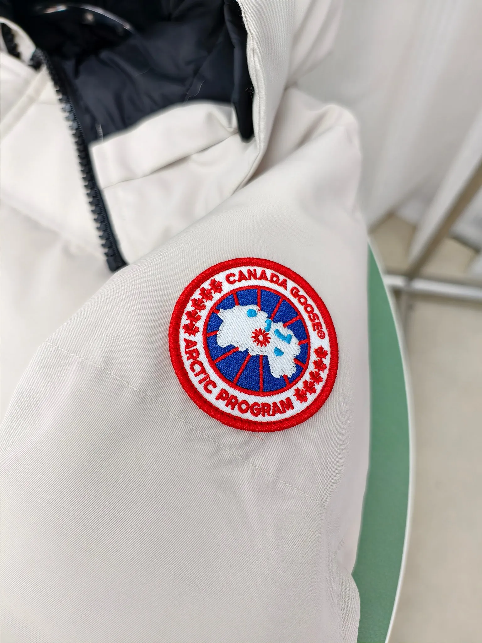 P700————2080M/New 17 models (higher version) Canada goose MacMillan parka. The MacMillan Parka features an innovative design with a streamlined hood detail, added shoulder straps and two additional interior pockets. This hip-length parka offers warmth and style with its quilted design and curved hem. Filled with extremely fluffy white duck down. The MacMillan Parka provides essential protection in all weathers. The adjustable down-connected hood improves warmth and protects against harsh weather. Rib knit cuffs tucked into the interior. The hood is equipped with a detachable zipper guard, and the hood trim can be replaced to create a personalized style and provide more protection (this jacket can be matched with wolf fur collar accessories, choose by yourself) ❤️The only version in the market Color: black red label black black label gray red label gray black label off-white red label navy red label Size: XS-2XL
